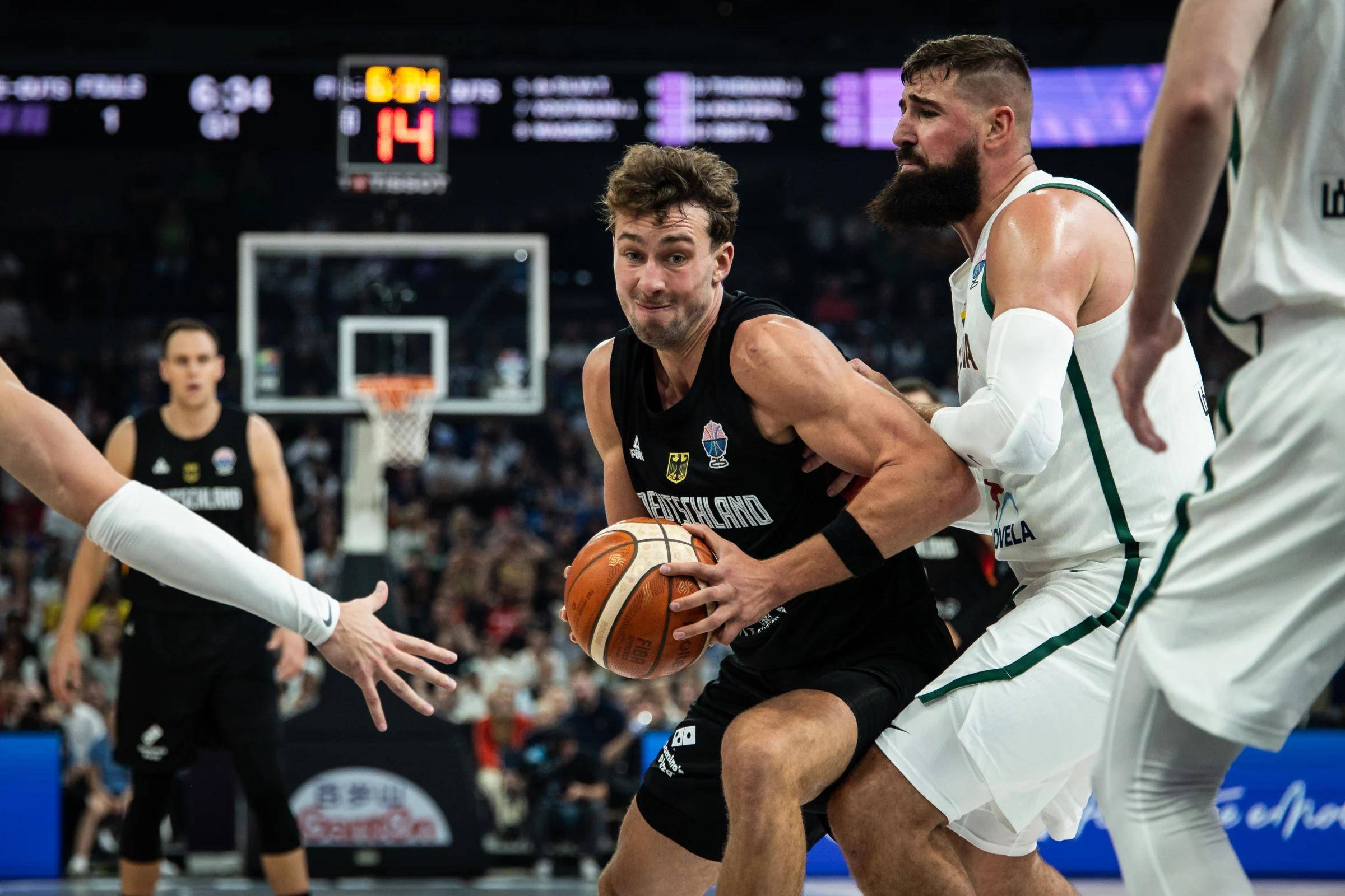 包含爵士力克墨西哥男篮，瓦兰丘纳斯统治全场的词条